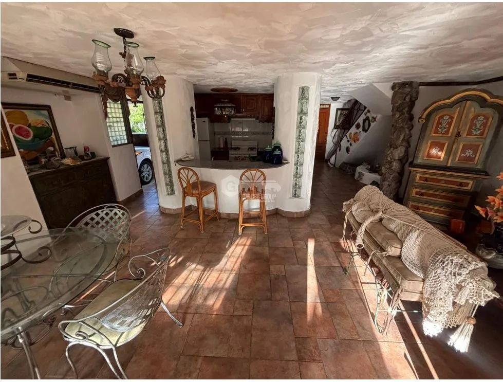 BARGAIN BEACHFRONT HOUSE / CORONADO / 4 BEDROOMS / OCEANFRONT
