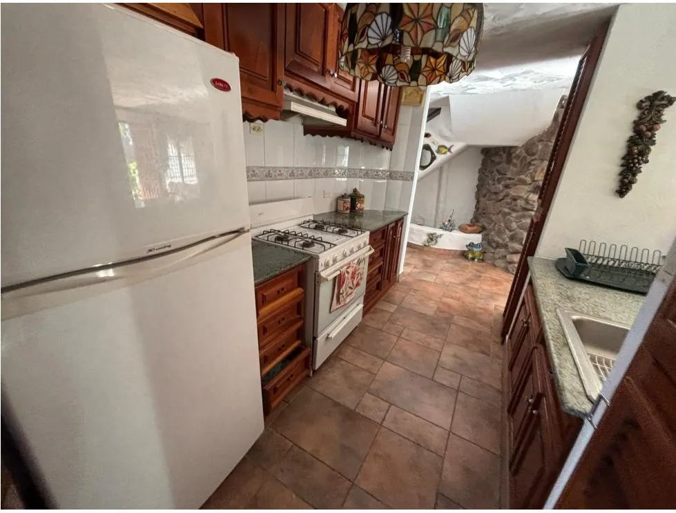 BARGAIN BEACHFRONT HOUSE / CORONADO / 4 BEDROOMS / OCEANFRONT