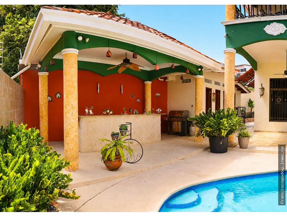 House for Sale with Pool and Solar Panels in La Alameda