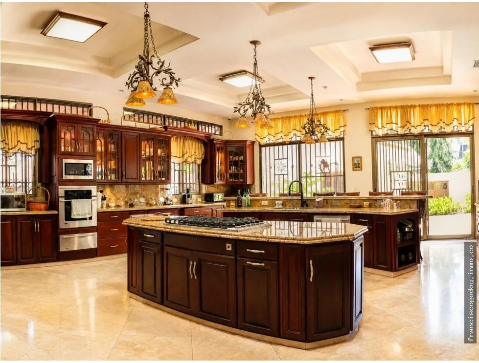 House for Sale with Pool and Solar Panels in La Alameda