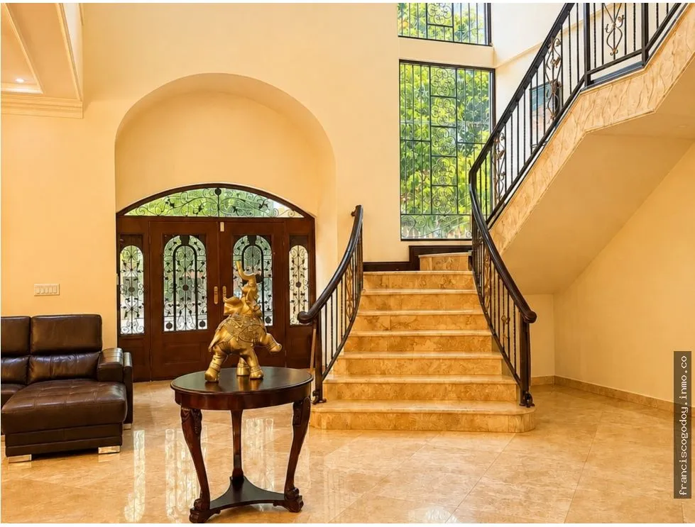 House for Sale with Pool and Solar Panels in La Alameda