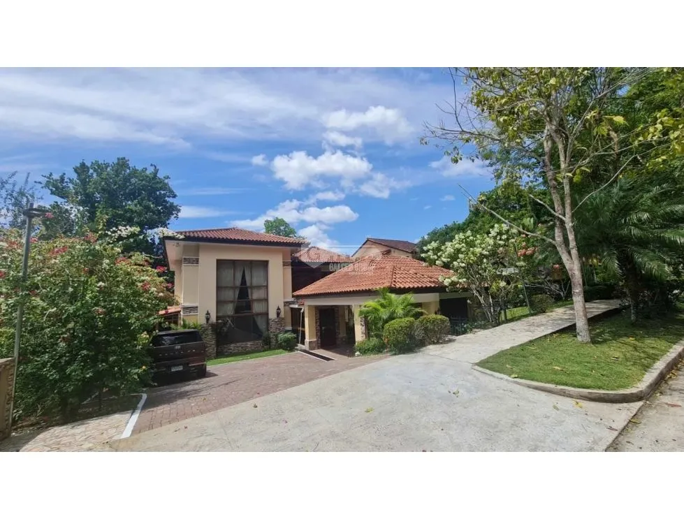 Clayton / Camino de Cruces / 884 M2 / 6 Bedrooms / 3 Levels / Balcony
