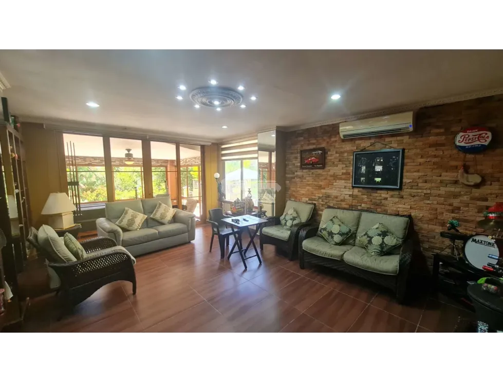 Clayton / Camino de Cruces / 884 M2 / 6 Bedrooms / 3 Levels / Balcony