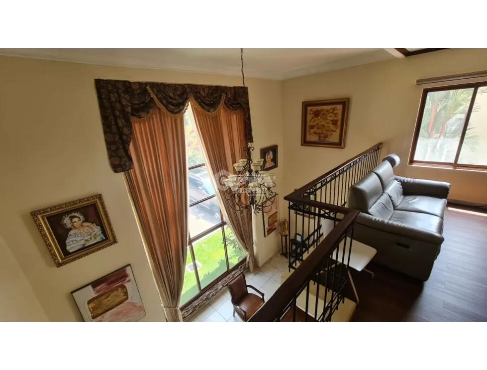 Clayton / Camino de Cruces / 884 M2 / 6 Bedrooms / 3 Levels / Balcony