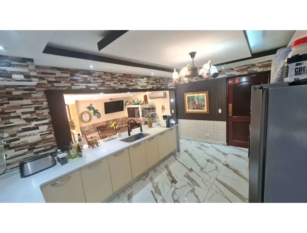 Clayton / Camino de Cruces / 884 M2 / 6 Bedrooms / 3 Levels / Balcony
