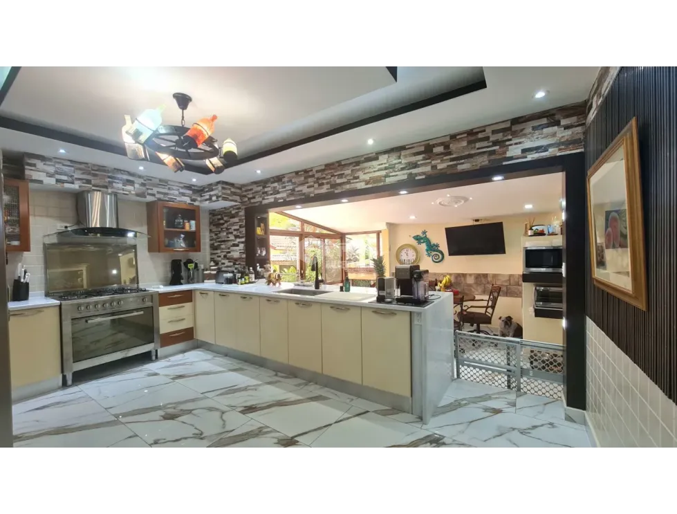 Clayton / Camino de Cruces / 884 M2 / 6 Bedrooms / 3 Levels / Balcony