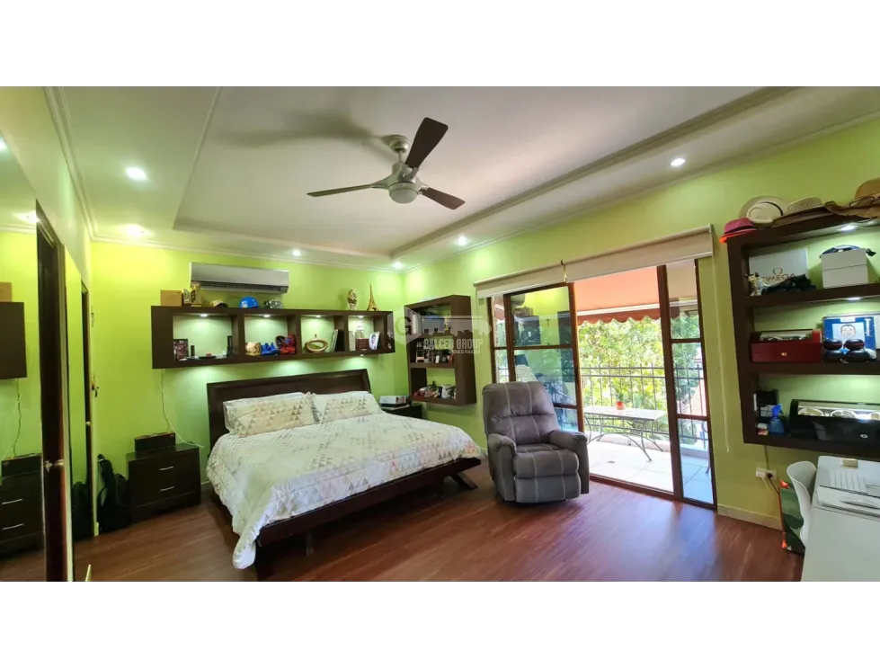 Clayton / Camino de Cruces / 884 M2 / 6 Bedrooms / 3 Levels / Balcony