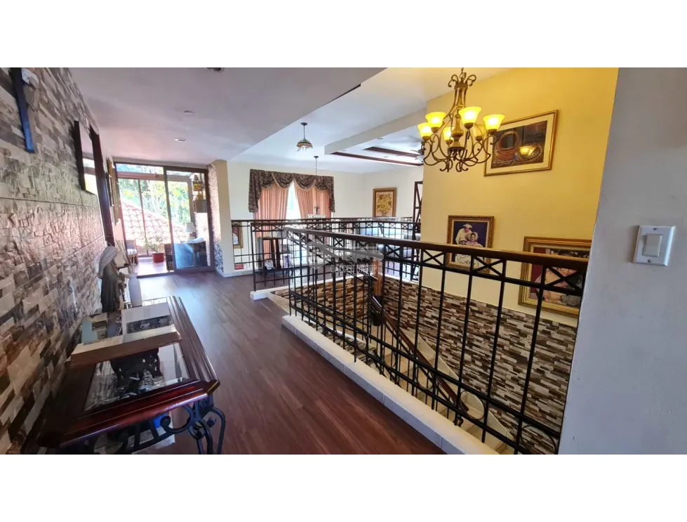 Clayton / Camino de Cruces / 884 M2 / 6 Bedrooms / 3 Levels / Balcony