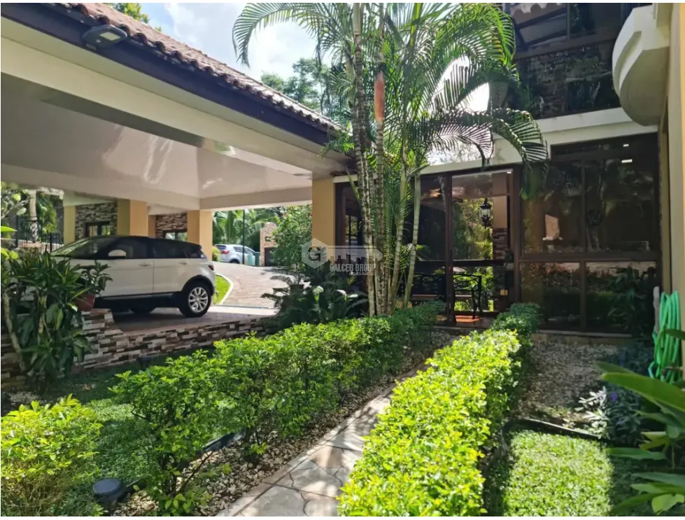 Clayton / Camino de Cruces / 884 M2 / 6 Bedrooms / 3 Levels / Balcony