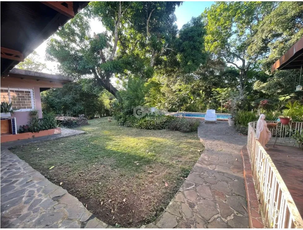 LAS CUMBRES / 3502M2 / 5 BEDROOMS / SWIMMING POOL / GARDEN