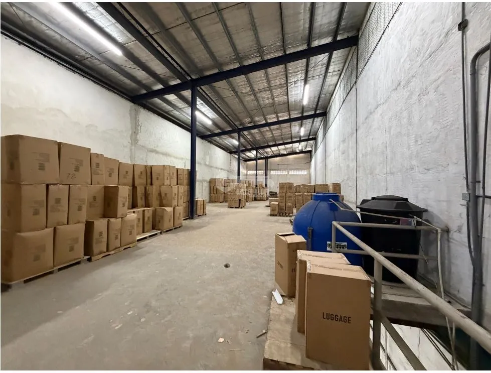 FOR SALE WAREHOUSE COLÓN FRANCE FIELD 4200M SPACE 6 TRUCK RAMPS