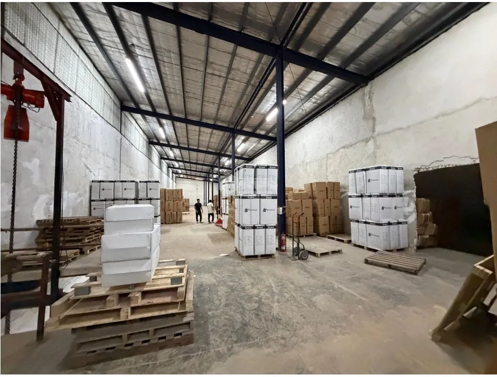 FOR SALE WAREHOUSE COLÓN FRANCE FIELD 4200M SPACE 6 TRUCK RAMPS