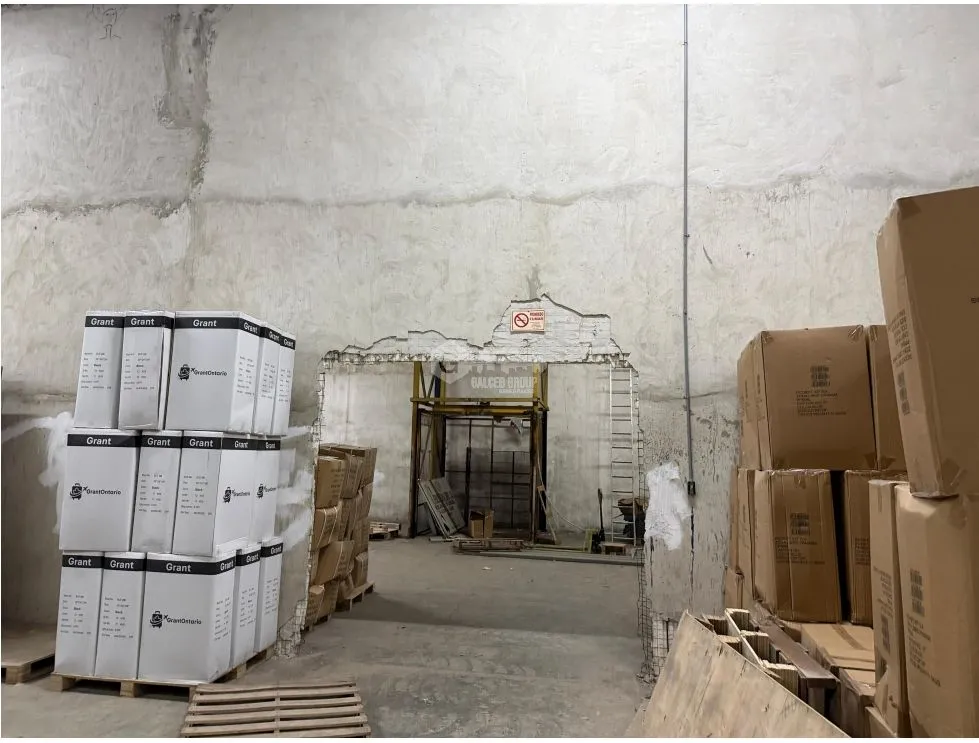 FOR SALE WAREHOUSE COLÓN FRANCE FIELD 4200M SPACE 6 TRUCK RAMPS