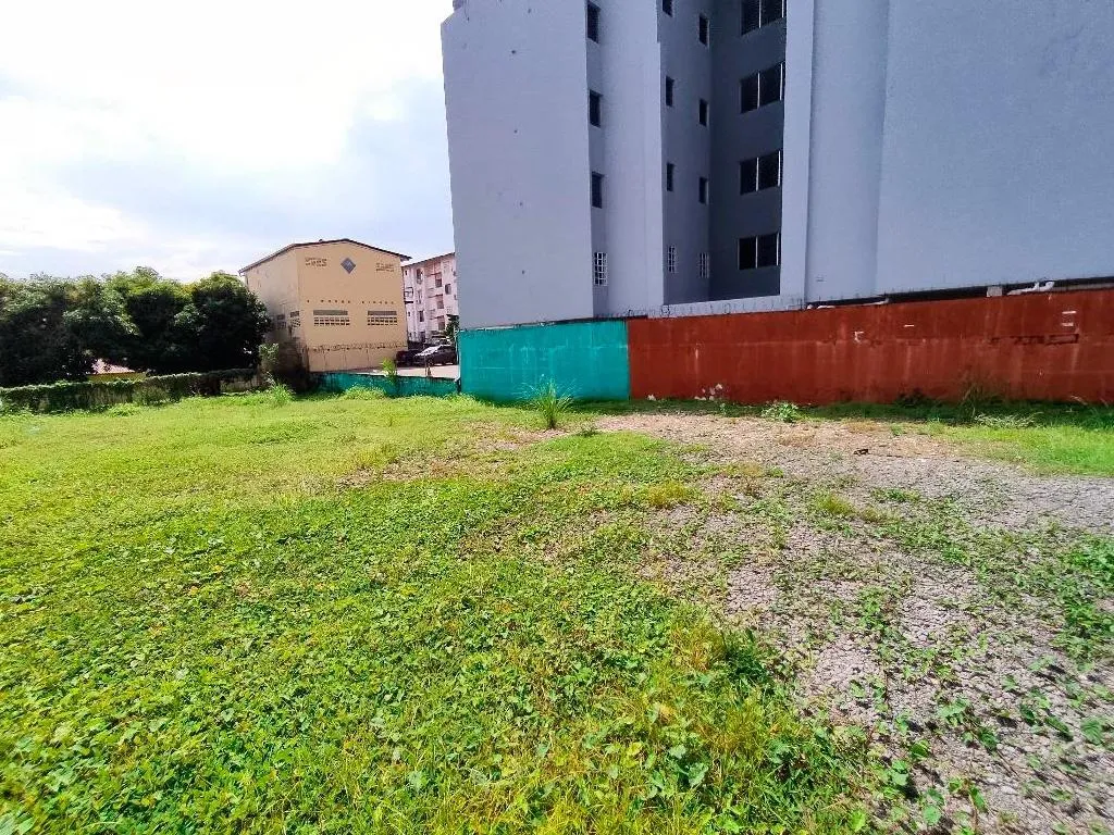 1000m² plot of land in Parque Lefevre
