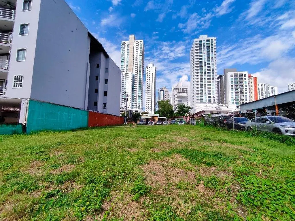 1000m² plot of land in Parque Lefevre