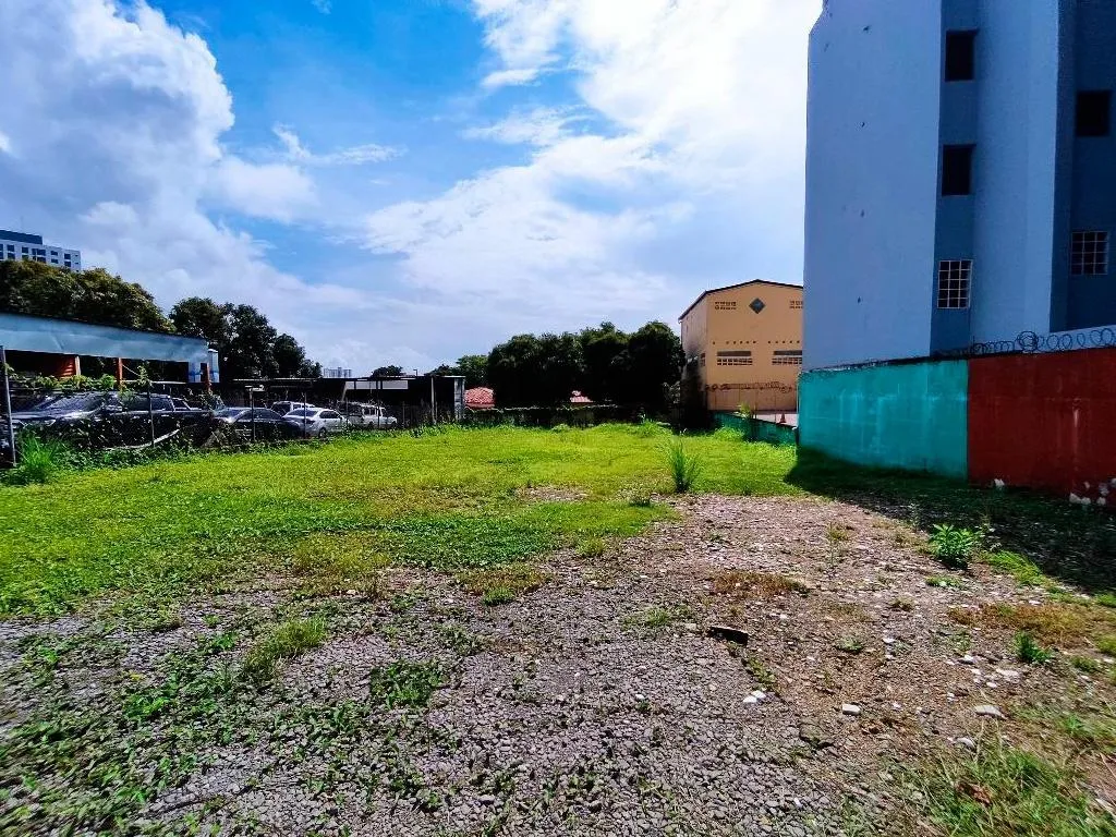 1000m² plot of land in Parque Lefevre