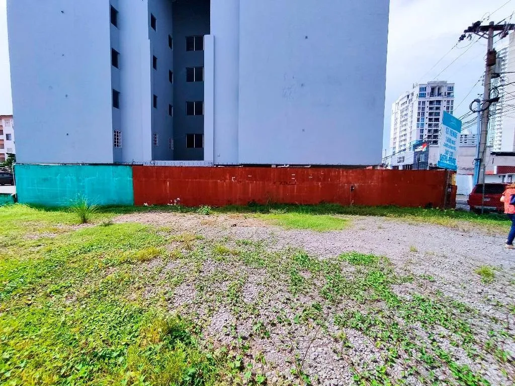 1000m² plot of land in Parque Lefevre