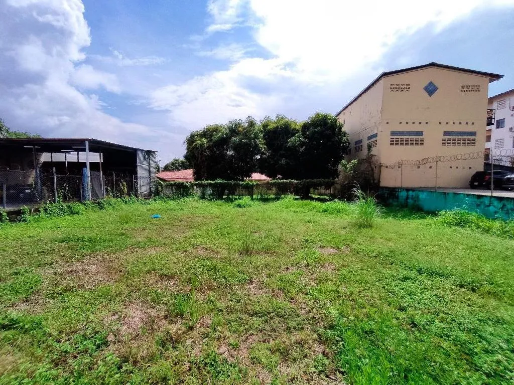 1000m² plot of land in Parque Lefevre