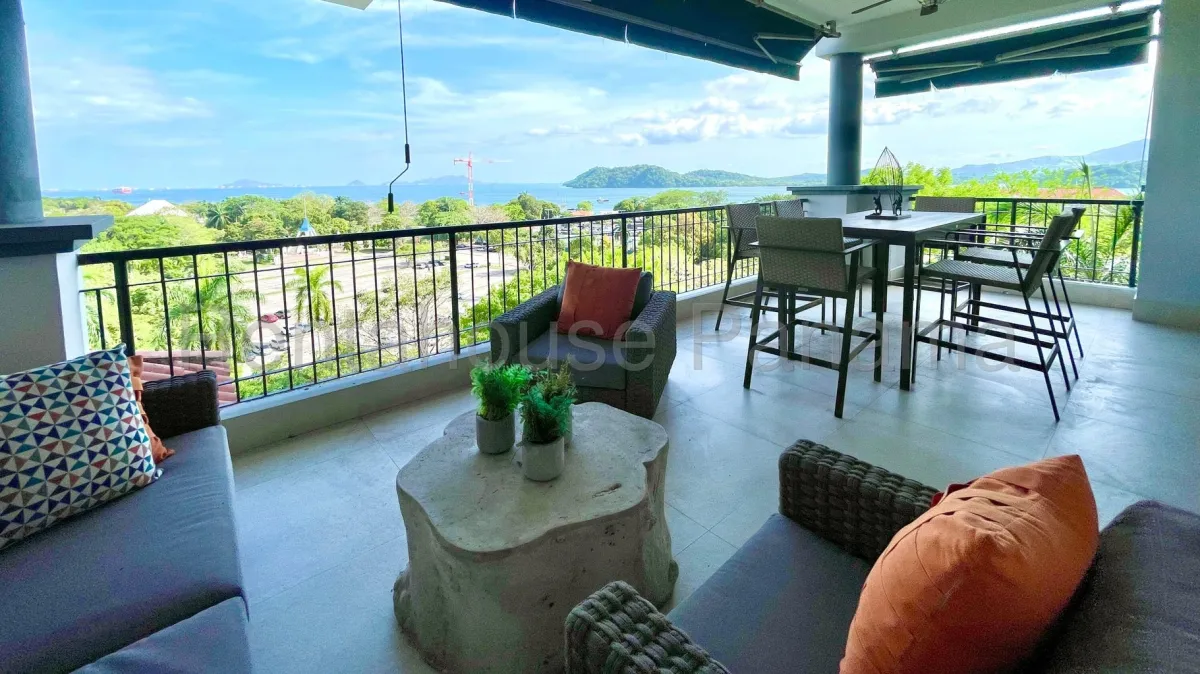 Spectacular Apartment with Spacious Terrace for Rent in Amador (Ref. 26-8206 Mfk)