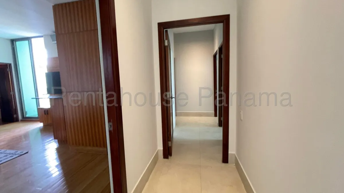 Spectacular Apartment with Spacious Terrace for Rent in Amador (Ref. 26-8206 Mfk)