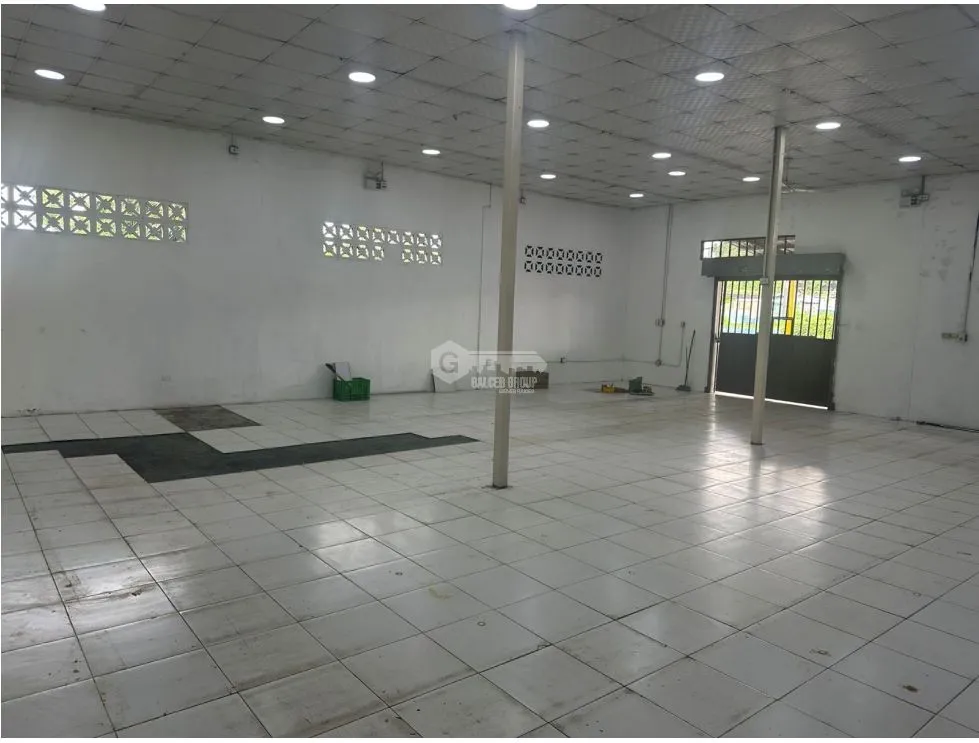 COMMERCIAL SPACE / PEDREGAL / 315M / 7 PARKING / SPACIOUS / CORNER LOCATION