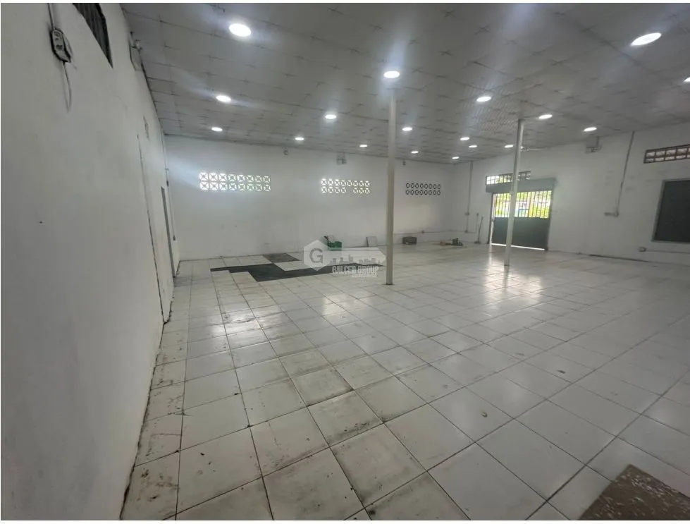 COMMERCIAL SPACE / PEDREGAL / 315M / 7 PARKING / SPACIOUS / CORNER LOCATION
