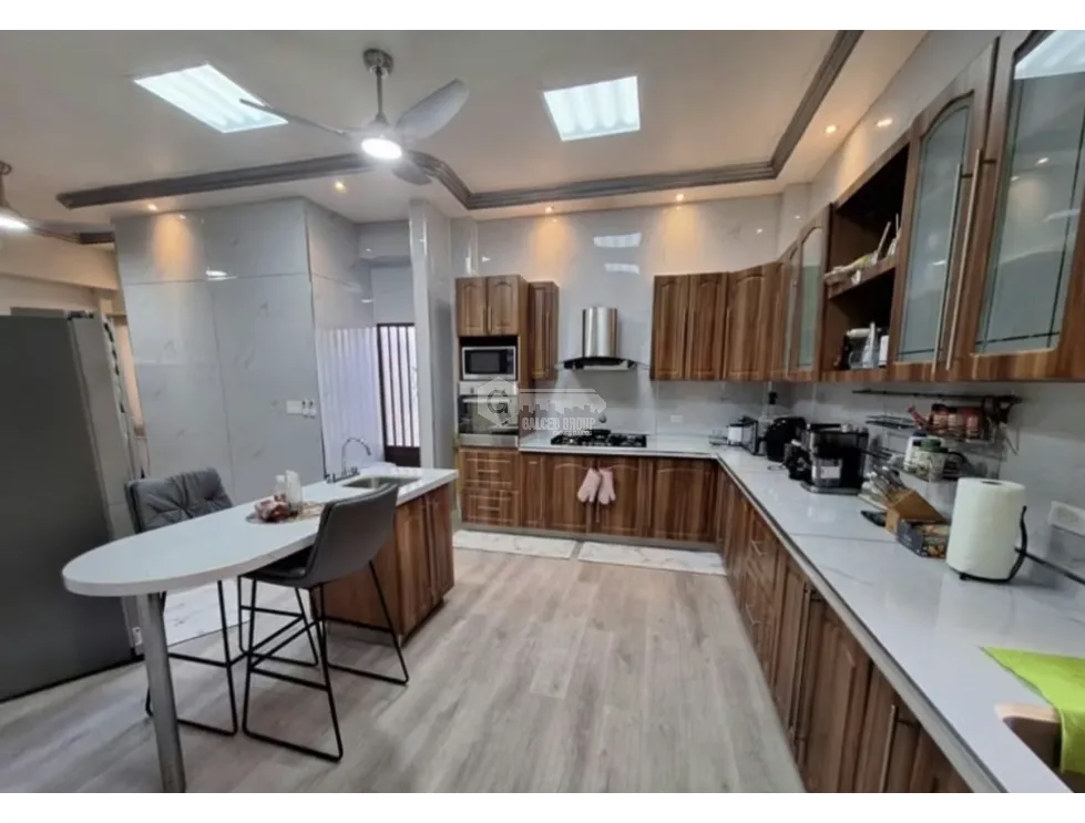 HATO PINTADO / LOS GUAYACANES / 5 HABITACIONES / 570 M2 / CASA DUPLEX