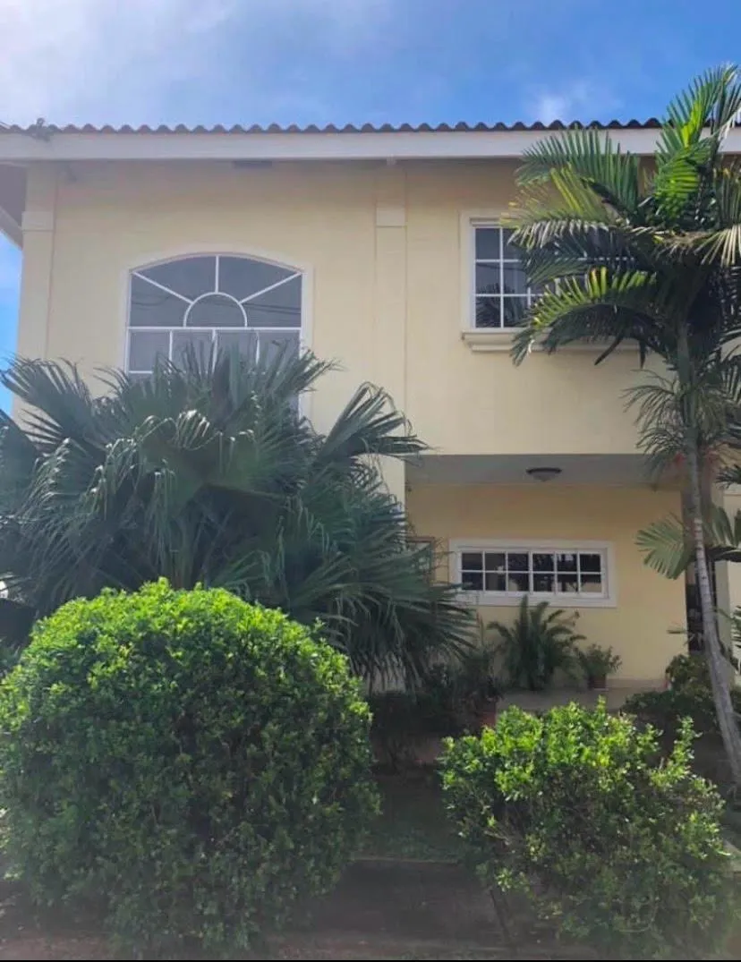Beautiful house for sale in Villas del Golf Chitré