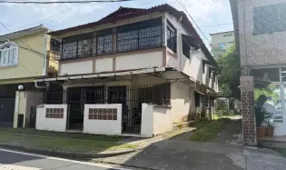 Two-story residential building - Colón City