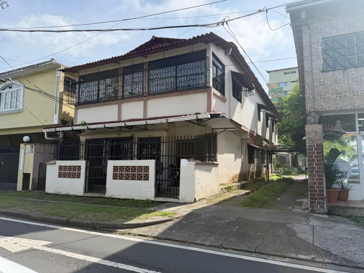 Two-story residential building - Colón City