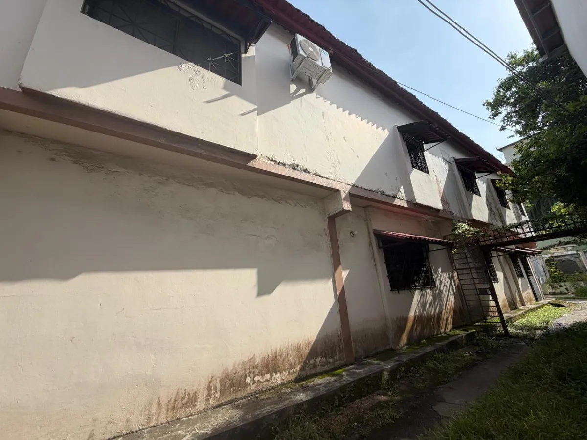 Two-story residential building - Colón City
