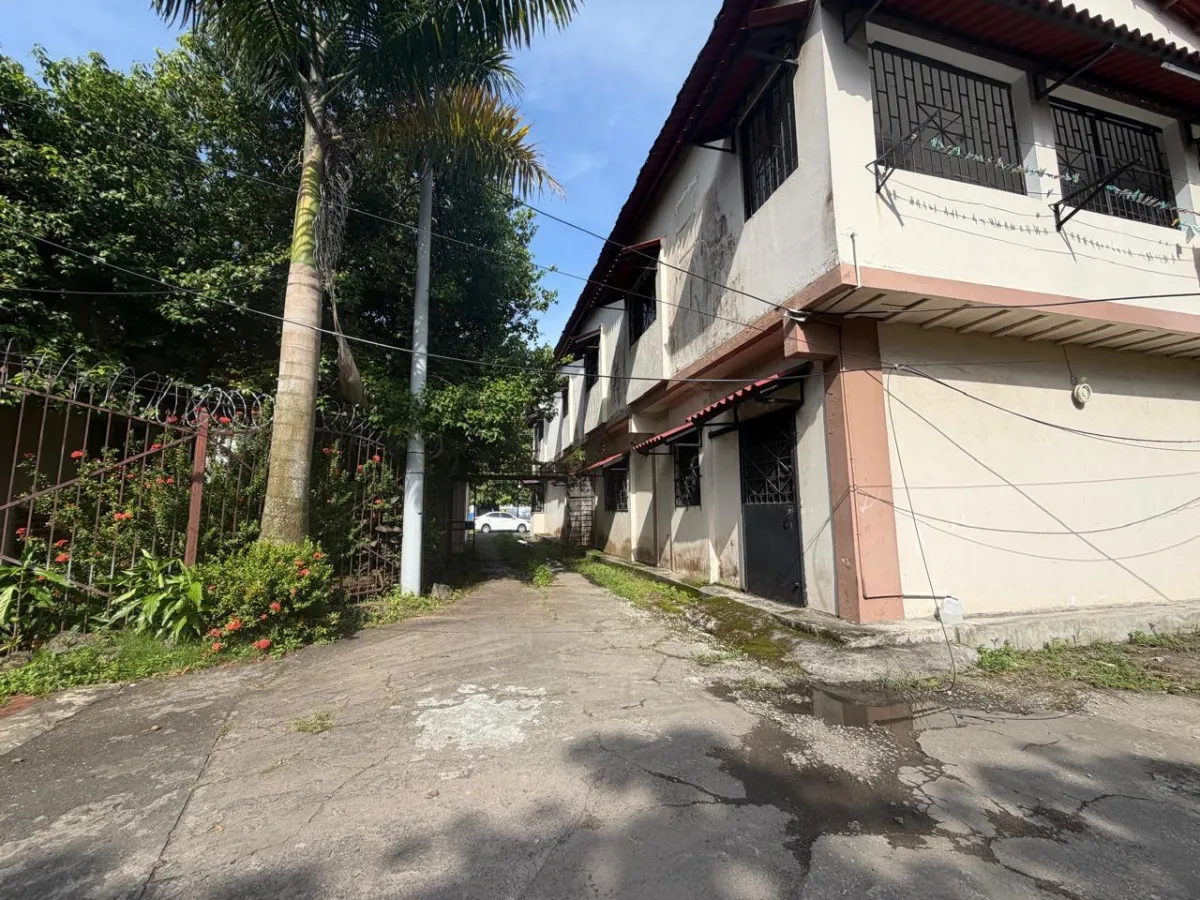 Two-story residential building - Colón City