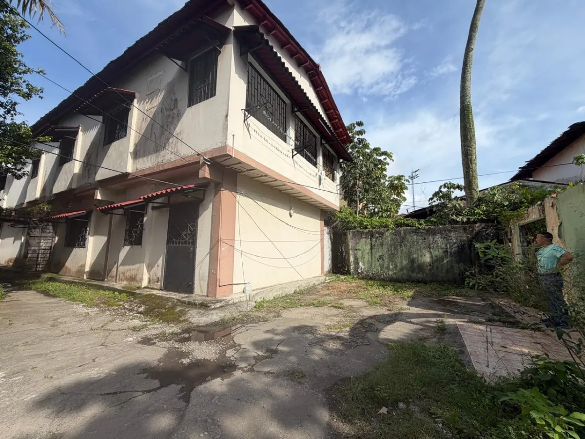Two-story residential building - Colón City