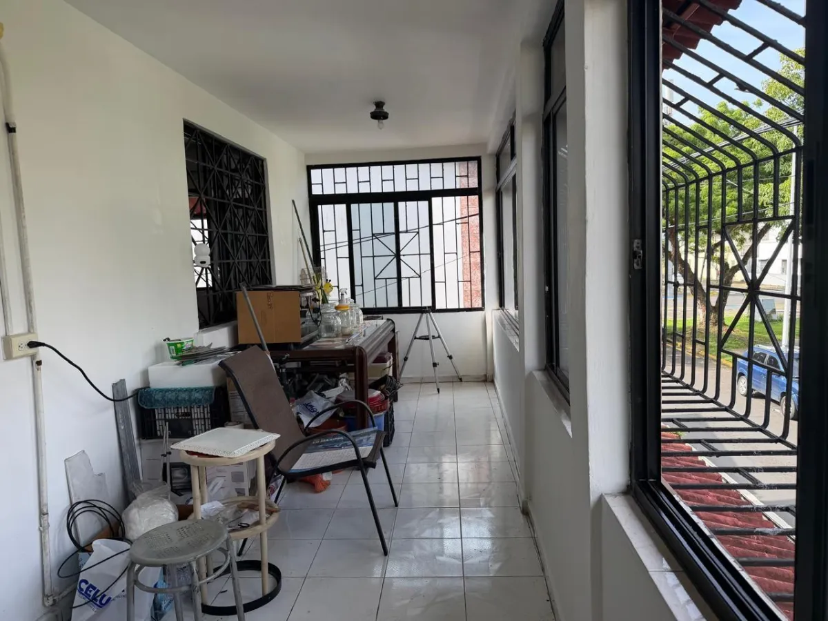 Two-story residential building - Colón City