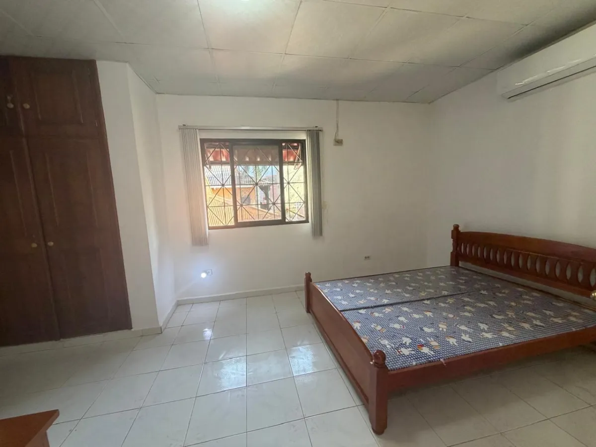 Two-story residential building - Colón City
