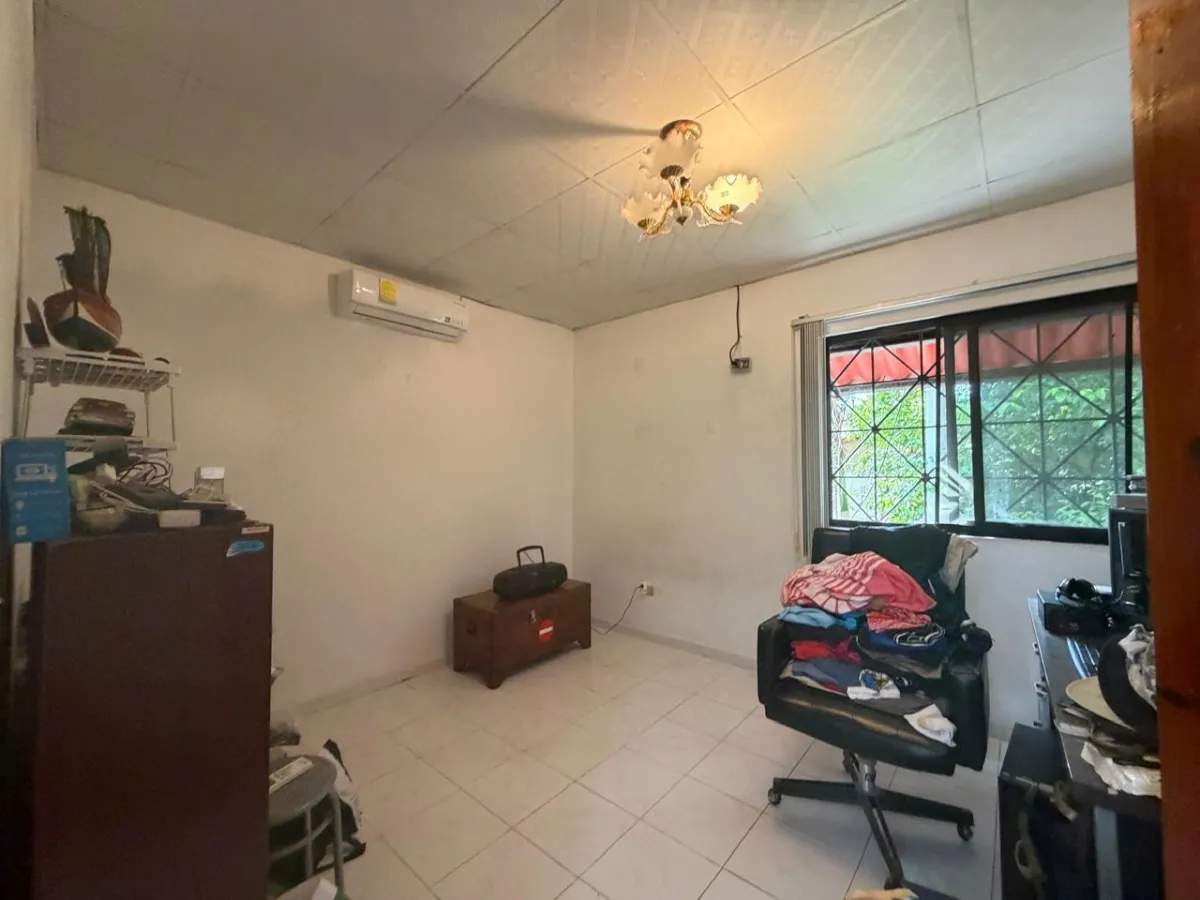 Two-story residential building - Colón City