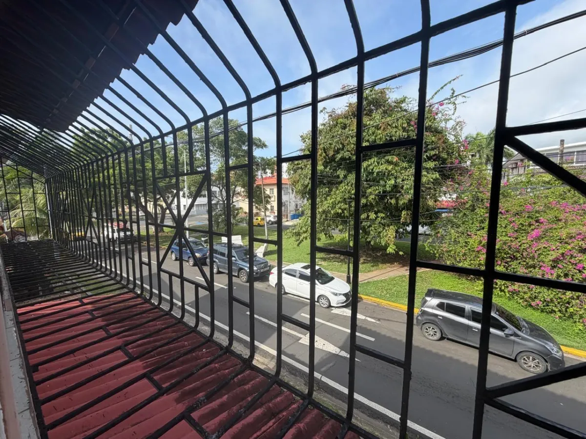 Two-story residential building - Colón City