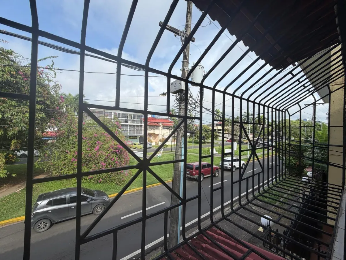 Two-story residential building - Colón City