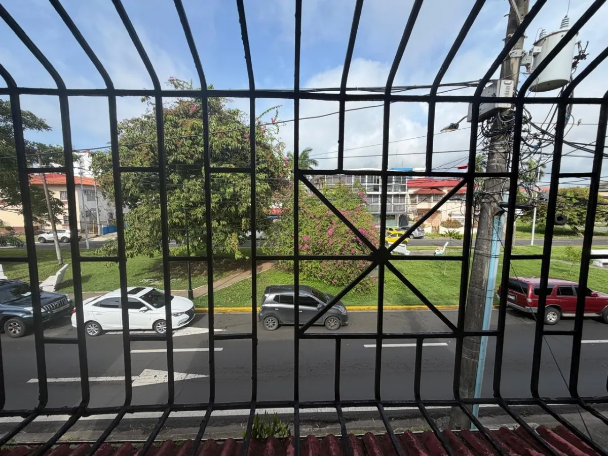 Two-story residential building - Colón City