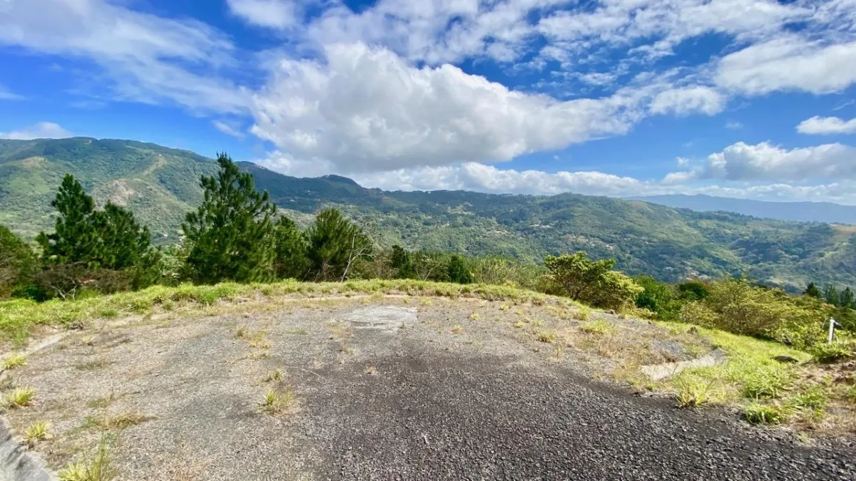 LAND WITH VIEWS AND SMALL HOUSE