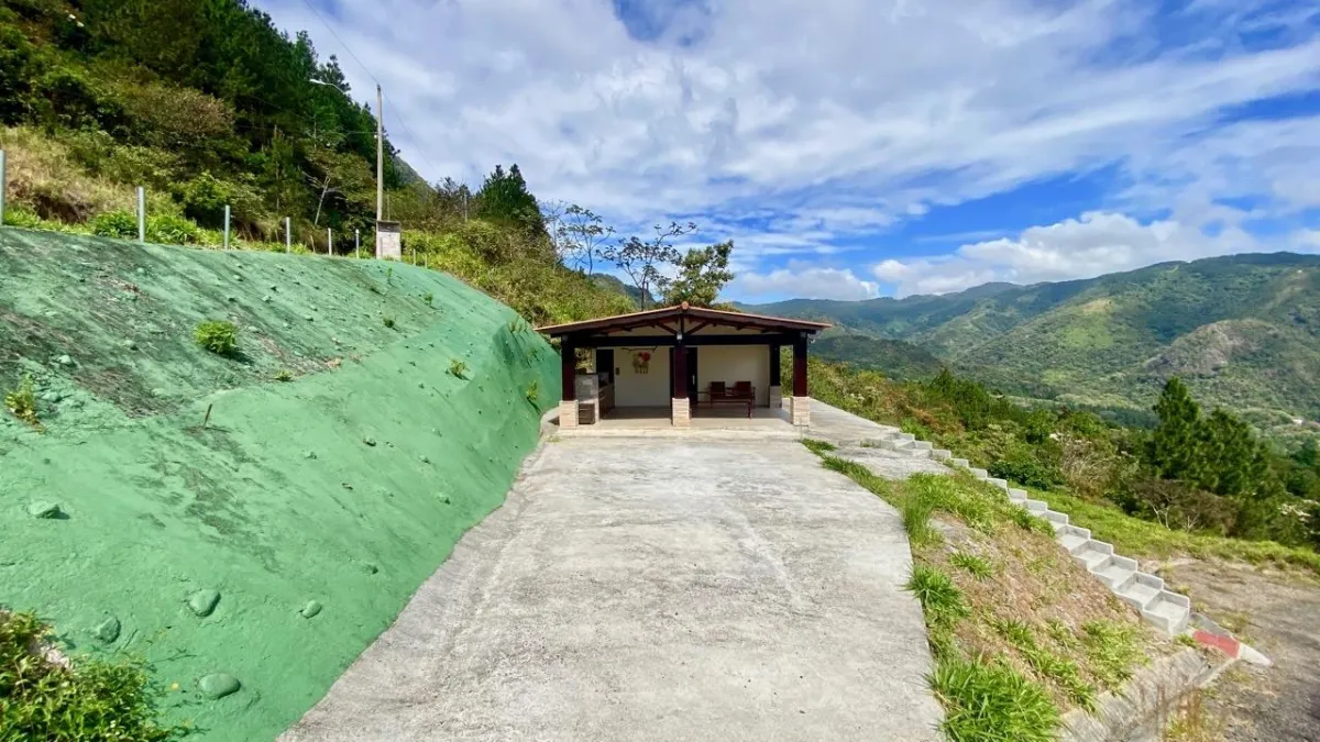 LAND WITH VIEWS AND SMALL HOUSE