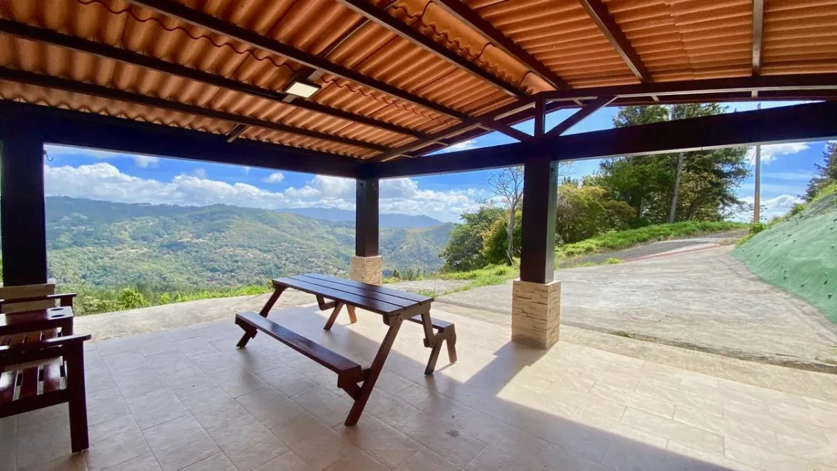 LAND WITH VIEWS AND SMALL HOUSE