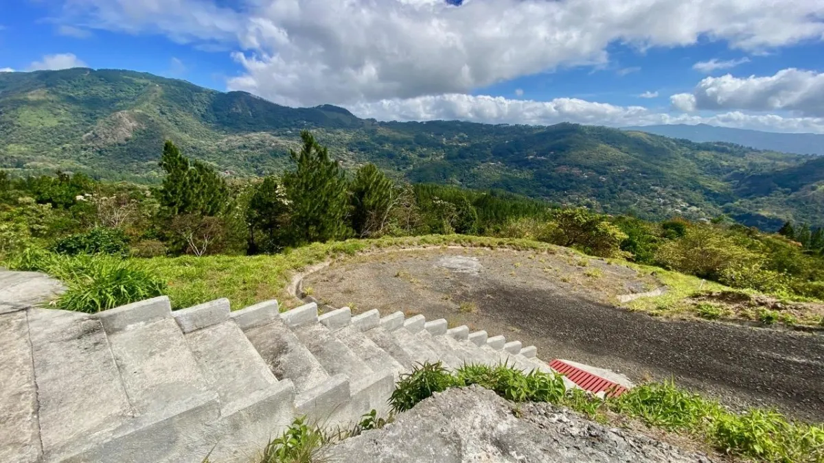 LAND WITH VIEWS AND SMALL HOUSE