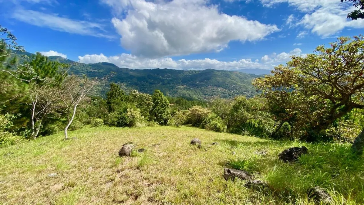 LAND WITH VIEWS AND SMALL HOUSE
