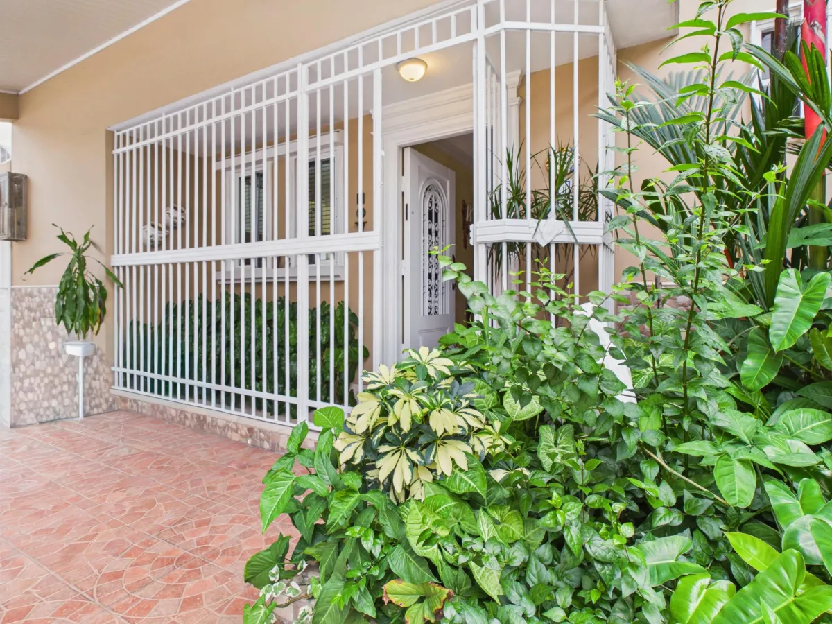 Spacious Family Home w, Private-Access Guest Suite