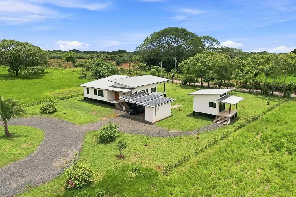Solar-Powered Home with Casita Near Pedasí