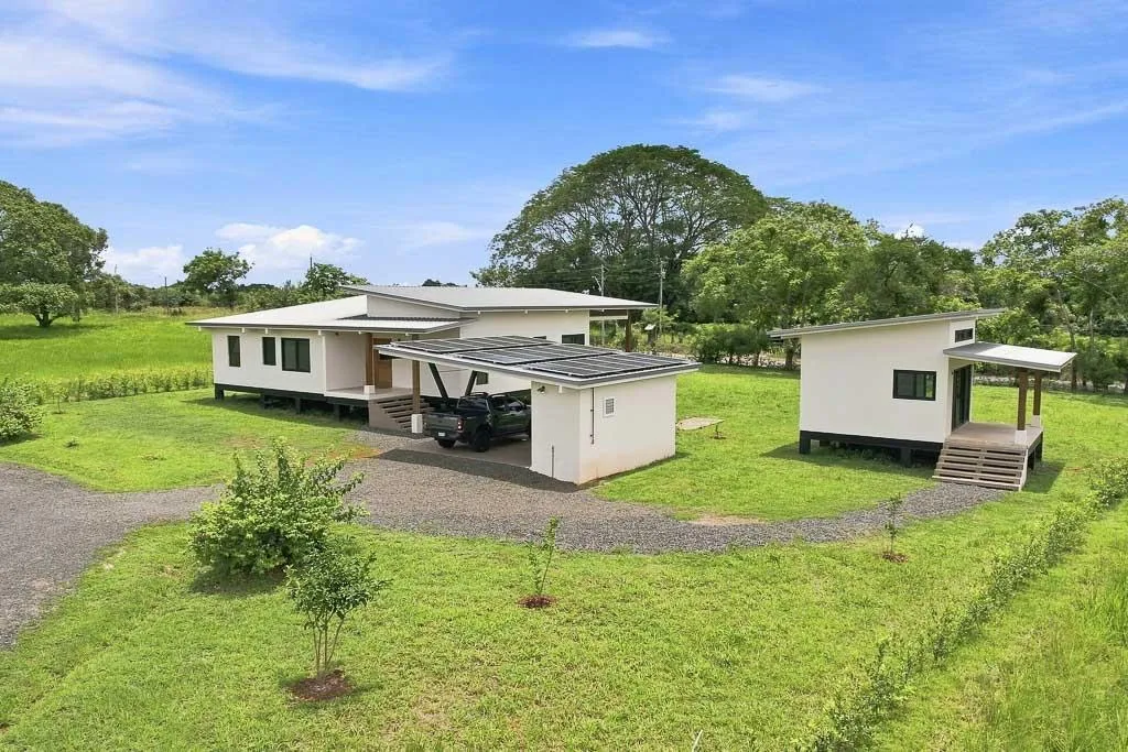 Solar-Powered Home with Casita Near Pedasí