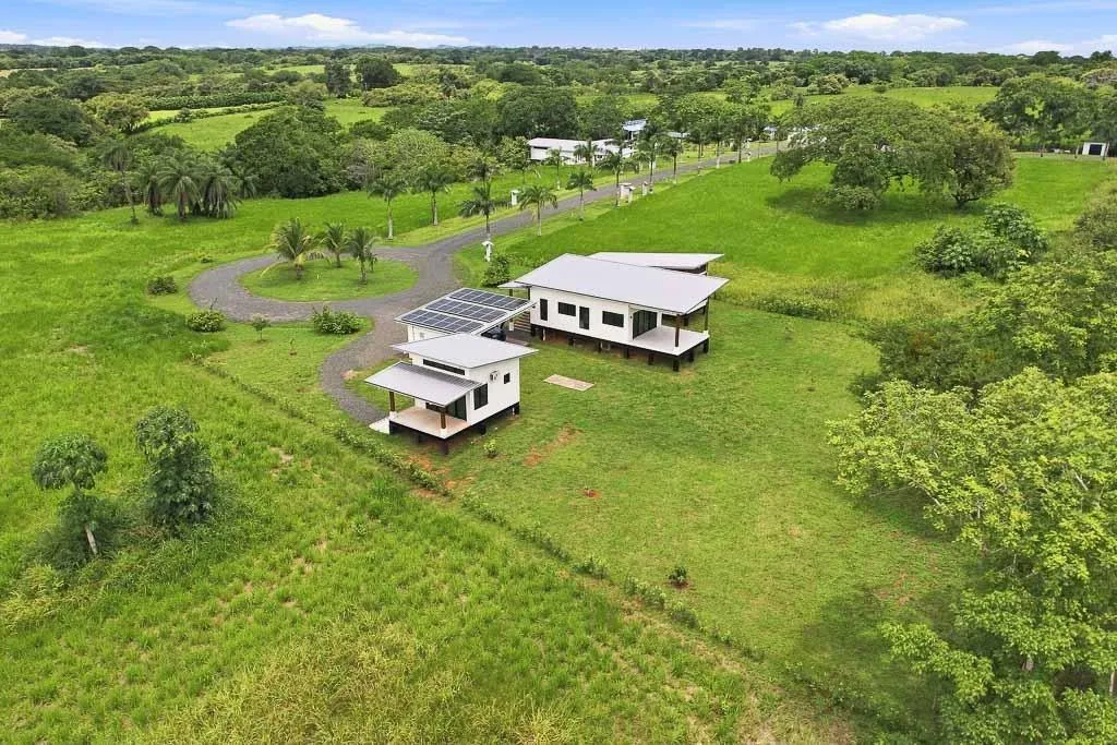Solar-Powered Home with Casita Near Pedasí