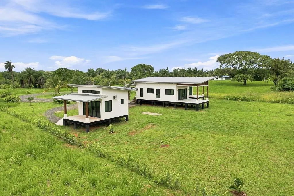 Solar-Powered Home with Casita Near Pedasí