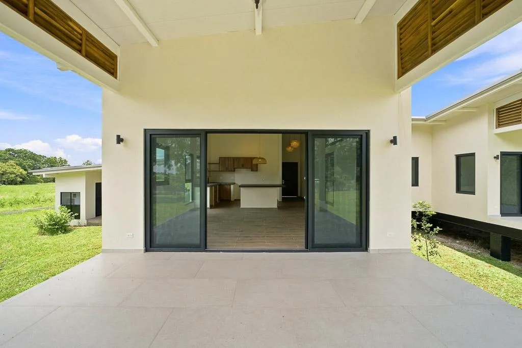 Solar-Powered Home with Casita Near Pedasí